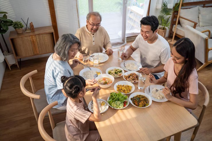 mindful eating, cara makan sehat, pola makan ibu muda, tips makan sadar, pencernaan sehat, kebiasaan makan sehat, cara mengatasi emotional eating, pola makan keluarga, mindful eating untuk ibu, gaya hidup sehat bunda